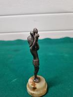 Beeldje van samba ballen op marmer voet, Verzamelen, Beelden en Beeldjes, Ophalen of Verzenden