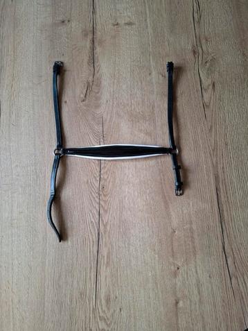 Lage neusriem zwart met wit onderlegd  beschikbaar voor biedingen