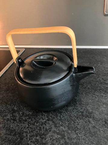 Zwarte theepot met houten handvat Point-Virgule beschikbaar voor biedingen