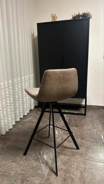 4x barkrukken taupe kleur met leerprint, 90cm hoog beschikbaar voor biedingen
