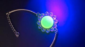 Bloemen armband met uranium cabochon  beschikbaar voor biedingen