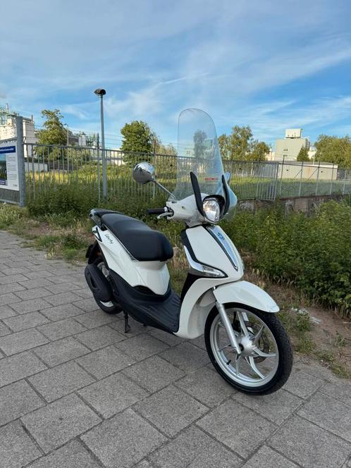 Piaggio liberty 2022 brom scooter wit, Fietsen en Brommers, Scooters | Piaggio, Zo goed als nieuw, Overige modellen, Maximaal 45 km/u