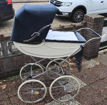 Antieke Vintage Engelse Kinderwagen  beschikbaar voor biedingen