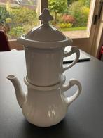 Witte theepot met filter, Huis en Inrichting, Keuken | Servies, Gebruikt, Keramiek, Overige typen, Ophalen of Verzenden