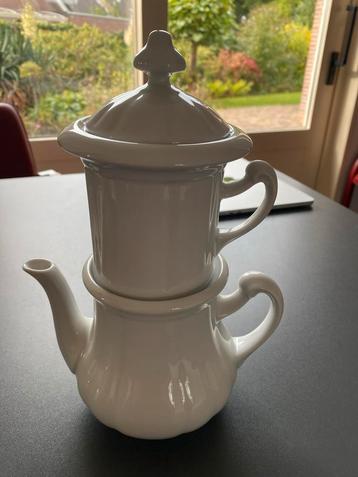 Witte theepot met filter beschikbaar voor biedingen