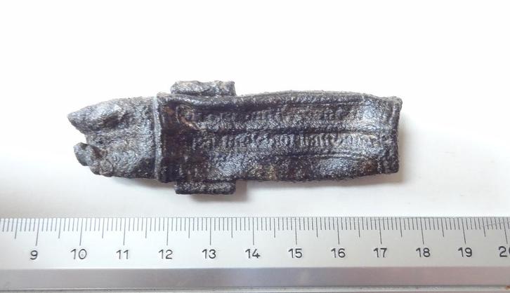 Bodemvondst - naaldenkoker, tin/lood, tekst., Antiek en Kunst, Antiek | Tin, Verzenden