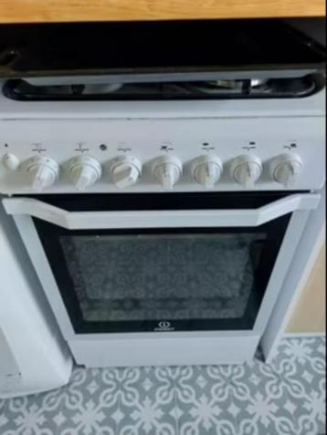 Indesit fornuis en elektrische oven beschikbaar voor biedingen