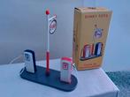 ATLAS DINKY TOYS  BENZINEPOMP  ESSO  NO  49 D, Ophalen of Verzenden, Zo goed als nieuw, Dinky Toys