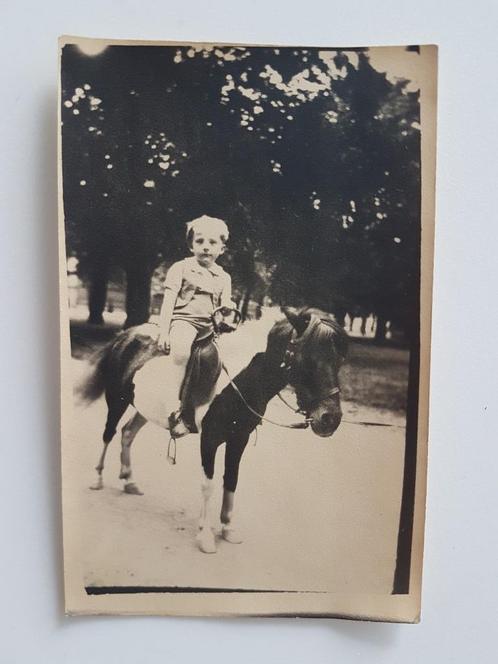 Fotokaart Kind op pony paard, Verzamelen, Foto's en Prenten, Gebruikt, Foto, Kind, Voor 1940, Ophalen of Verzenden