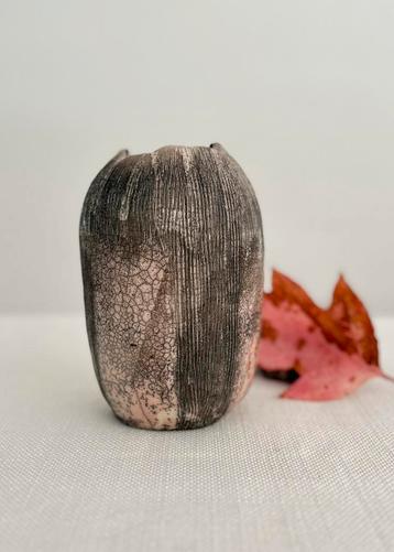 Japanse Raku vaas | studio pottery | nieuwstaat | ikebana beschikbaar voor biedingen