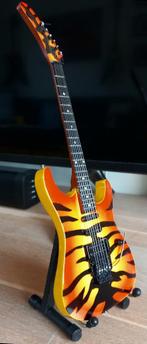 Miniatuur elektrische gitaar op standaard, Ophalen of Verzenden, Nieuw, Pop, Beeldje of Miniatuur