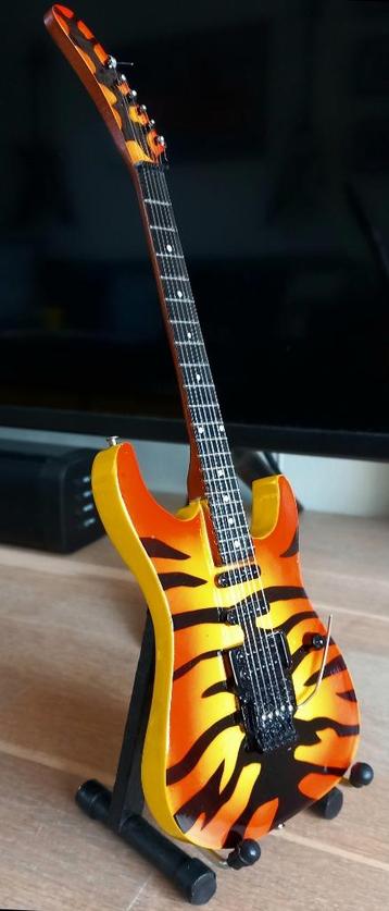 Miniatuur elektrische gitaar op standaard beschikbaar voor biedingen