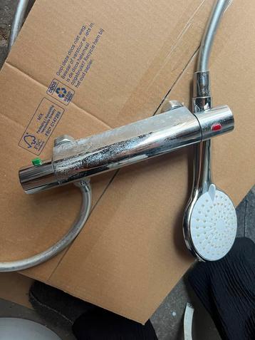 Thermostaatkraan met douchekop beschikbaar voor biedingen