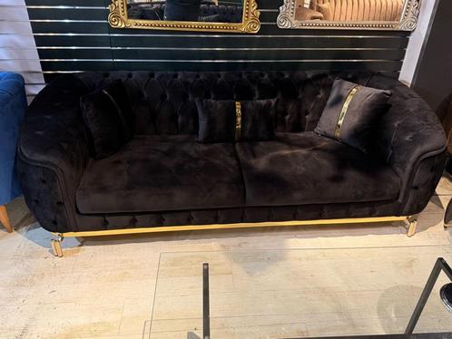 Luxe Zwarte 3-Zitsbank met Gouden Pootjes – Modern & Elegant, Huis en Inrichting, Banken | Bankstellen, Nieuw, Driepersoons, Ophalen of Verzenden