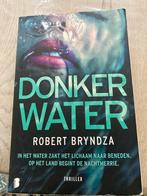 Donker Water - Robert Bryndza, Ophalen, Zo goed als nieuw, Nederland