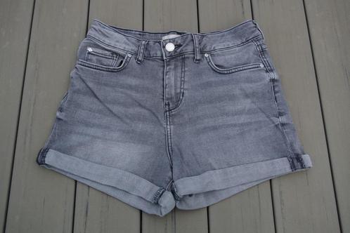 Revelation korte broek zwart/grijs spijkerstof maat 34, Kleding | Dames, Spijkerbroeken en Jeans, Zo goed als nieuw, W27 (confectie 34) of kleiner