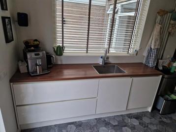 Mooie hoogglans keuken met spoelbak en vaatwasser beschikbaar voor biedingen