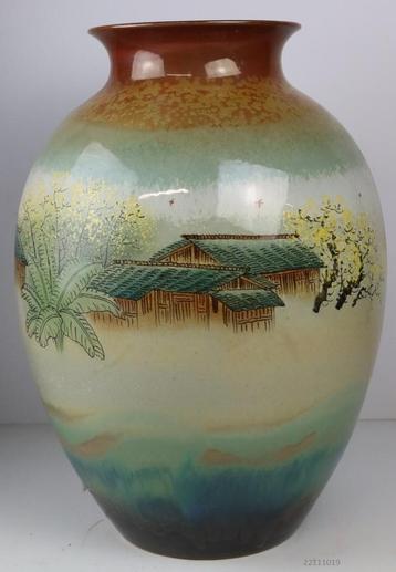 Grote vaas versierd met landschap en huizen. Gemerkt op acht beschikbaar voor biedingen