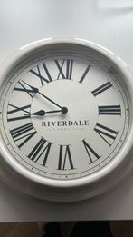 Riverdale klok wit, Huis en Inrichting, Woonaccessoires | Klokken, Wandklok, Zo goed als nieuw, Ophalen