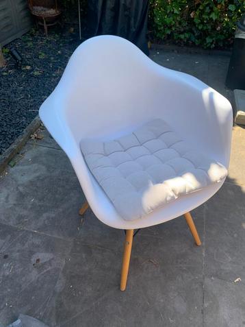 4 mooie eetkamer stoelen beschikbaar voor biedingen