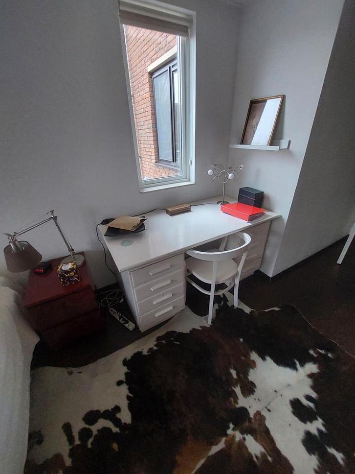 Vintage wit houten bureau met 8 laden en bureaustoel, Huis en Inrichting, Bureaus, Gebruikt, Ophalen