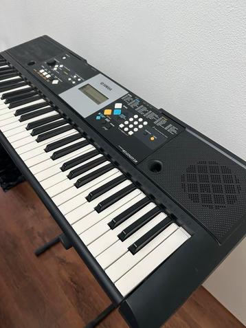 Yamaha Keyboard met Standaard beschikbaar voor biedingen