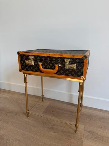 Fake Louis Vuitton koffer bijzettafel beschikbaar voor biedingen