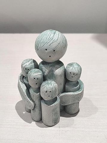 Vintage Keramiek beeldje moeder met 4 kinderen beschikbaar voor biedingen