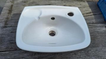 Wastafel 34 tot 36 cm breed en 29,5 cm diep beschikbaar voor biedingen