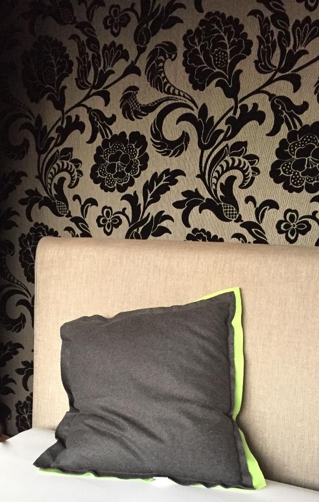 NIEUW Claudi wolvilt kussen: grijs met limegroene accentrand, Huis en Inrichting, Woonaccessoires | Kussens, Nieuw, Grijs, Vierkant