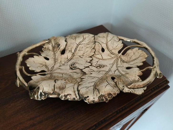 Messing schaal/fruitschaal gedecoreerd met druivenbladeren, Antiek en Kunst, Curiosa en Brocante, Ophalen of Verzenden