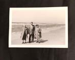 Oude foto op het strand van Noordwijk circa 1950, Foto, Ophalen of Verzenden, Zo goed als nieuw, 1940 tot 1960
