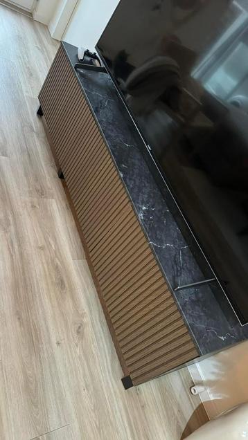 Tv meubel met wandpaneel