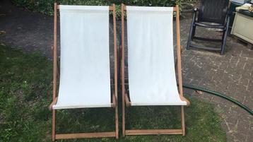 2 strandstoelen met hardhouten frame beschikbaar voor biedingen