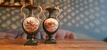 Set antieke vazen van aardwerk met decoratie van patrijzen. beschikbaar voor biedingen
