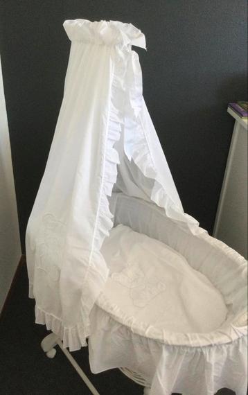 Complete verrijdbare rotan wieg  beschikbaar voor biedingen