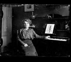 1925 Glasnegatief Jonge Vrouw aan de piano, Verzamelen, Foto's en Prenten, Gebruikt, Foto, Voor 1940, Verzenden