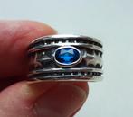 Atelier gemaakte zilveren ring: hamerslag + saffier, Ophalen of Verzenden, Zilver, Ring, Met edelsteen