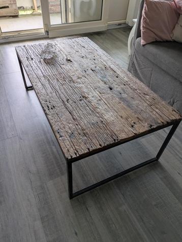 Stoere salontafel van oud hout met metalen onderstel beschikbaar voor biedingen