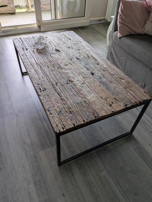 Stoere salontafel van oud hout met metalen onderstel, Huis en Inrichting, Tafels | Salontafels, Gebruikt, Minder dan 50 cm, 50 tot 100 cm