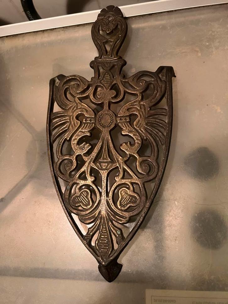 Vintage/Antieke Gietijzeren Onderzetter Strijkbout., Huis en Inrichting, Woonaccessoires | Onderzetters, Zo goed als nieuw, Pot of Pan