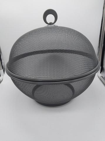 Handige donkergrijze fruitmand met deksel beschikbaar voor biedingen