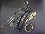 3 kettingen 2 armbanden 2 broches, git, gitten, Ophalen of Verzenden, Gebruikt