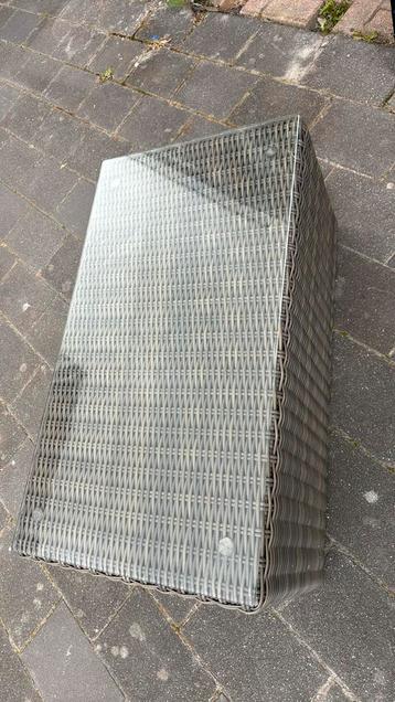 Tuin tafel met glasplaat. beschikbaar voor biedingen