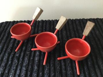 Vintage rode metalen eierdopjes met teak handvat – set van 3 beschikbaar voor biedingen