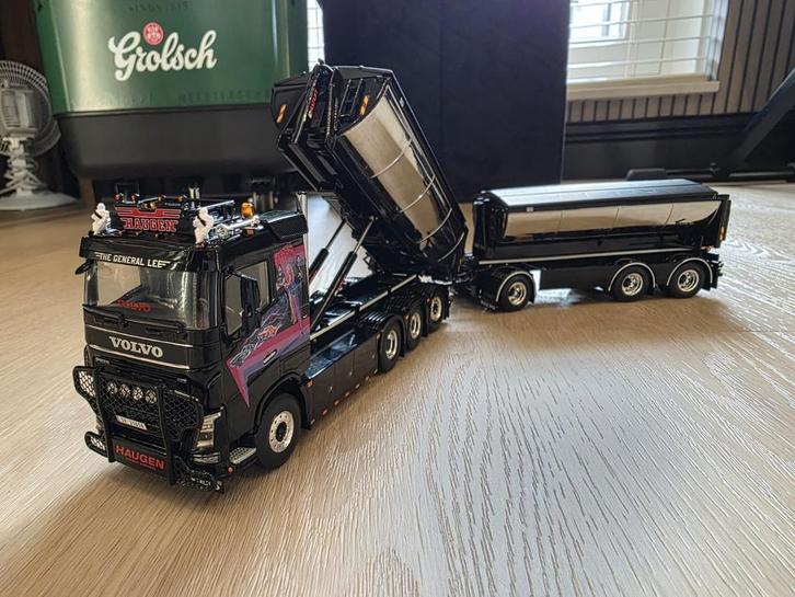 WSI Volvo - 'The General Lee' Haugen, Hobby en Vrije tijd, Modelbouw | Auto's en Voertuigen, Nieuw, Truck, Overige merken, Ophalen of Verzenden
