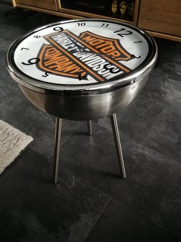 Harley davidson
bijzettafel met klok. beschikbaar voor biedingen