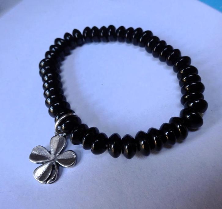 Armband zwarte glas kralen (rondellen) met 1 klaver4 bedel, Sieraden, Tassen en Uiterlijk, Armbanden, Zo goed als nieuw, Elastiek