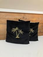 Twee kussens zwart met palmboom goud 40x40, Huis en Inrichting, Ophalen of Verzenden, Zo goed als nieuw, Zwart, Vierkant