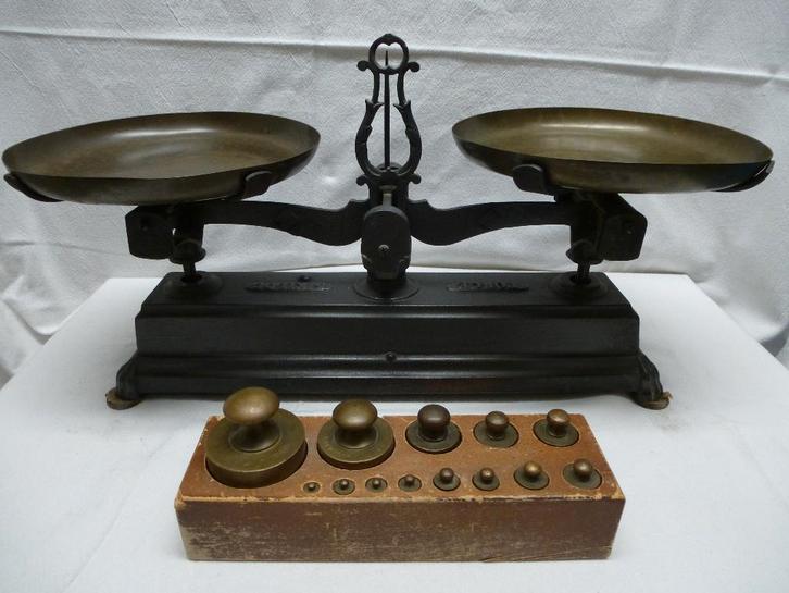 Gietijzeren Franse weegschaal met messing weegschalen - zgan, Antiek en Kunst, Antiek | Gereedschap en Instrumenten, Ophalen